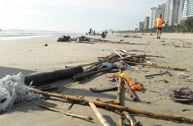 Hơn[-]8[-]km[-]bờ[-]biển[-]Đ&agrave;[-]Nẵng[-]ngập[-]r&aacute;c[-]sau[-]mưa